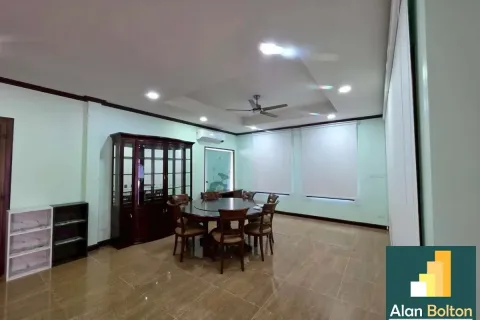Casa de 4 dormitorios en Pattaya, Tailandia № 210698 - foto 5