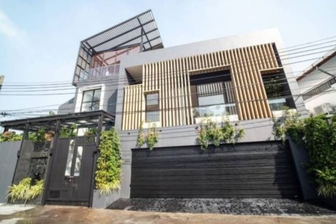 House in Bangkok, Thailand 4 bedrooms № 180935 - photo 2