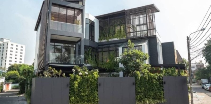 House in Bangkok, Thailand 4 bedrooms № 180935