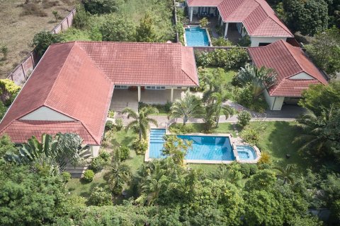 Villa in Pattaya, Thailand 5 bedrooms № 169324