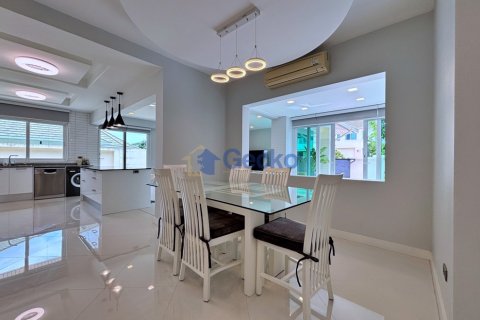 House in Pattaya, Thailand 3 bedrooms № 195862 - photo 15