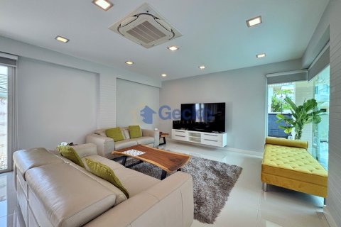 House in Pattaya, Thailand 3 bedrooms № 195862 - photo 10