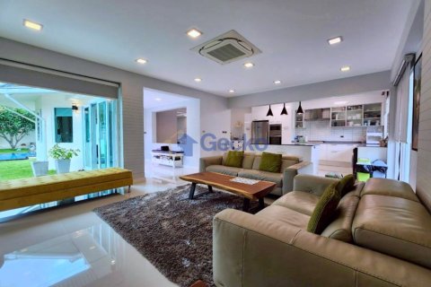 House in Pattaya, Thailand 3 bedrooms № 195862 - photo 11