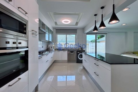 House in Pattaya, Thailand 3 bedrooms № 195862 - photo 6