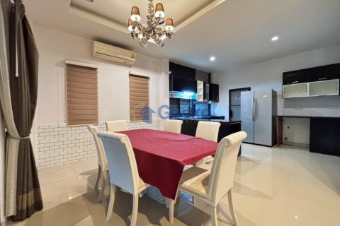 House in Pattaya, Thailand 3 bedrooms № 195865 - photo 10