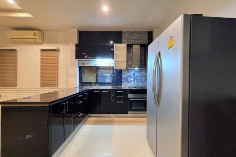 House in Pattaya, Thailand 3 bedrooms № 195865 - photo 9