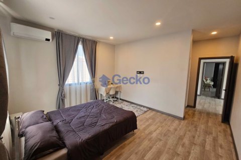 House in Pattaya, Thailand 4 bedrooms № 195863 - photo 10