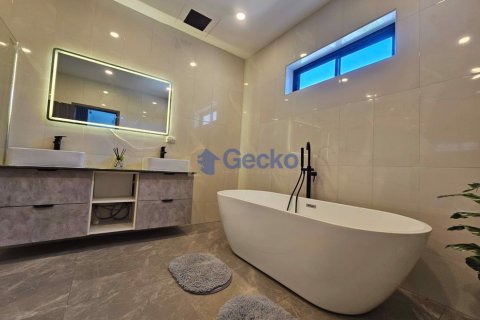 House in Pattaya, Thailand 4 bedrooms № 195863 - photo 15