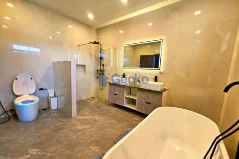House in Pattaya, Thailand 4 bedrooms № 195863 - photo 14