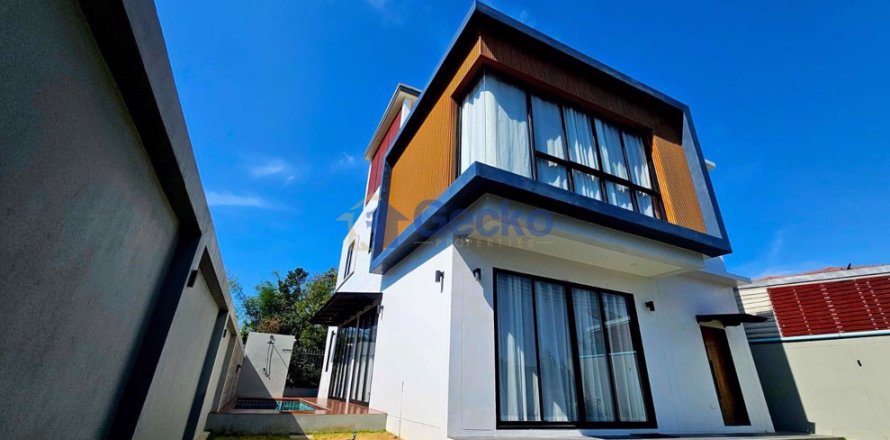 House in Pattaya, Thailand 4 bedrooms № 195863