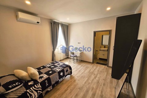 House in Pattaya, Thailand 4 bedrooms № 195863 - photo 13
