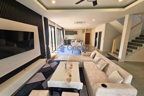 House in Pattaya, Thailand 4 bedrooms № 195863 - photo 3