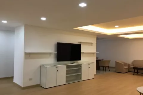 Condo in Khlong Toei, Bangkok, Thailand, 3 bedrooms  № 138033 - photo 1