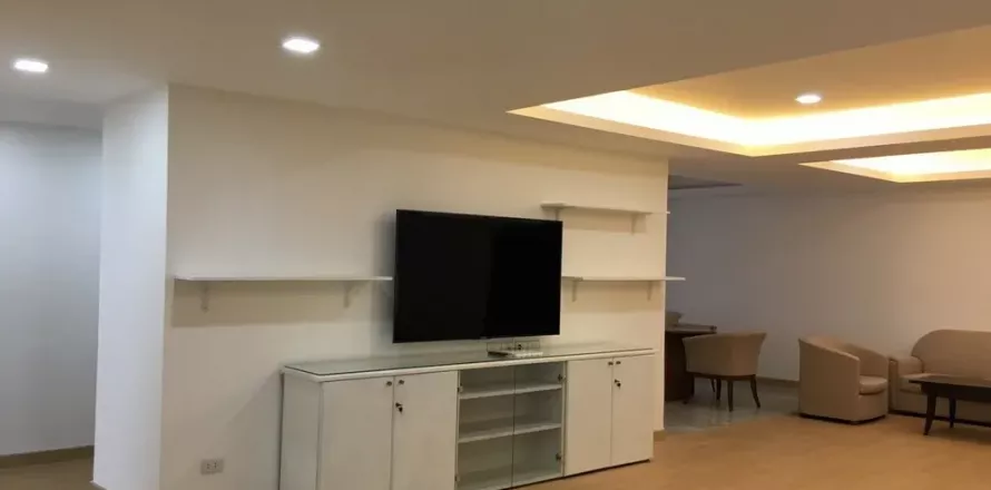 Condo in Khlong Toei, Bangkok, Thailand, 3 bedrooms  № 138033