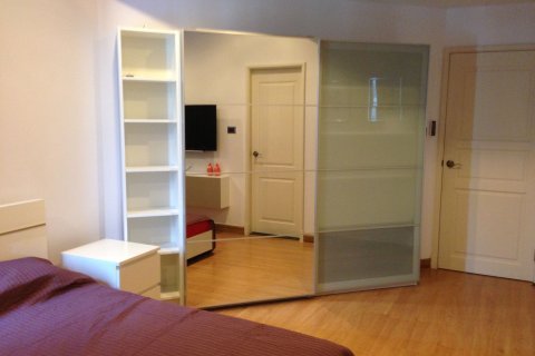 Condo in Huai Khwang, Bangkok, Thailand, 2 bedrooms № 157099 - photo 8