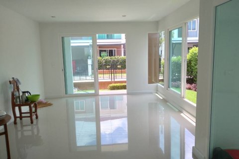 House in Samut Sakhon, Thailand 3 bedrooms № 164281 - photo 2