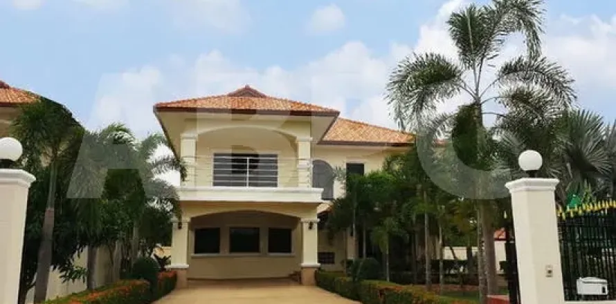 Casa de 4 dormitorios en Pattaya, Tailandia № 211476
