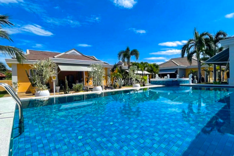 Дом в Паттайе, Таиланд с 8 спальнями  № 146542 - фото 1