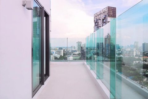 Condo in Bangkok, Thailand, 2 bedrooms  № 133768 - photo 19