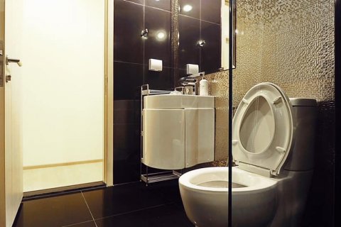 Condo in Bangkok, Thailand, 2 bedrooms  № 133768 - photo 17