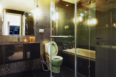 Condo in Bangkok, Thailand, 2 bedrooms  № 133768 - photo 16