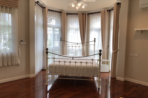 House in Bangkok, Thailand 4 bedrooms № 189443