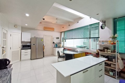 Condo in Bangkok, Thailand, 4 bedrooms  № 143043 - photo 7