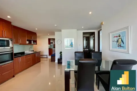Condominio de 2 dormitorios en Jomtien Beach, Pattaya, Tailandia № 210686 - foto 2