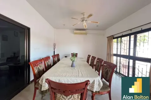 Casa de 4 dormitorios en Pattaya, Tailandia № 210688 - foto 13