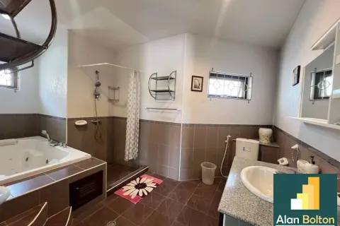 Casa de 4 dormitorios en Pattaya, Tailandia № 210688 - foto 12