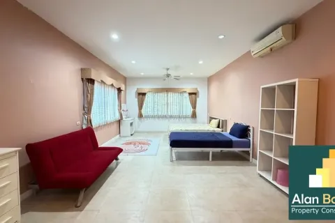 Casa de 4 dormitorios en Pattaya, Tailandia № 210688 - foto 3