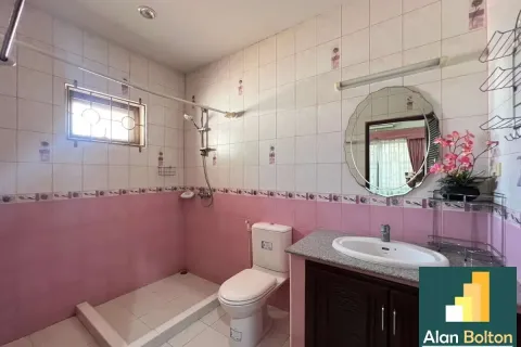 Casa de 4 dormitorios en Pattaya, Tailandia № 210688 - foto 4