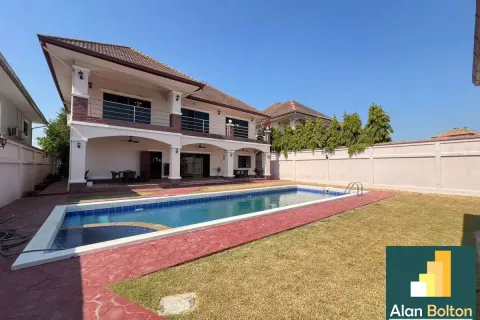 Casa de 4 dormitorios en Pattaya, Tailandia № 210688 - foto 2