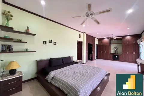 Casa de 4 dormitorios en Pattaya, Tailandia № 210688 - foto 19