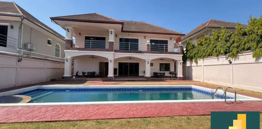 Casa de 4 dormitorios en Pattaya, Tailandia № 210688