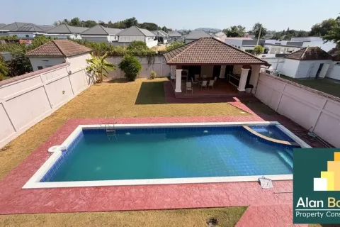 Casa de 4 dormitorios en Pattaya, Tailandia № 210688 - foto 5