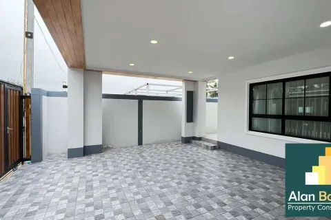 Casa de 3 dormitorios en Pattaya, Tailandia № 210692 - foto 2
