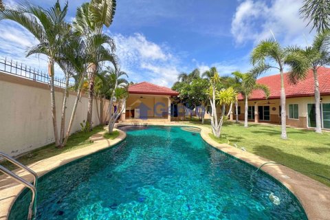 House in Pattaya, Thailand 4 bedrooms № 197154