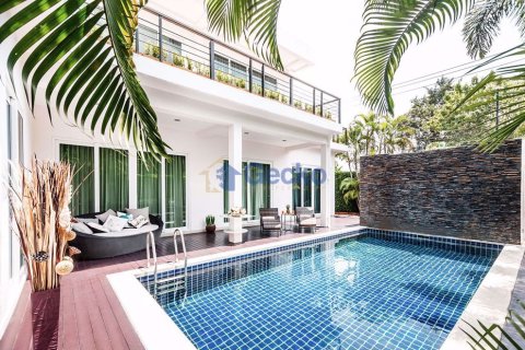 House in Pattaya, Thailand 5 bedrooms № 197158