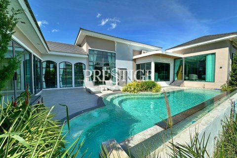 House in Pattaya, Thailand 4 bedrooms № 197556