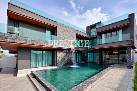 House in Pattaya, Thailand 7 bedrooms № 197551