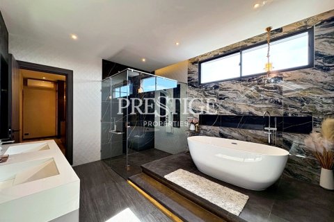 House in Pattaya, Thailand 5 bedrooms № 197555 - photo 16