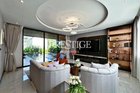 House in Pattaya, Thailand 5 bedrooms № 197555 - photo 3