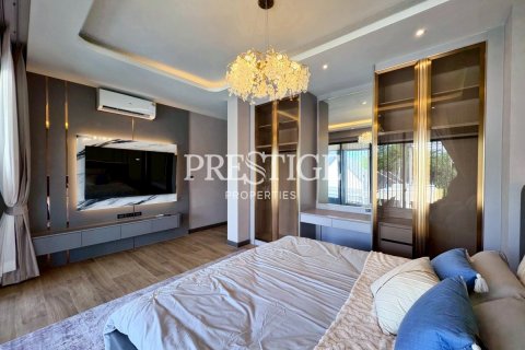 House in Pattaya, Thailand 5 bedrooms № 197555 - photo 24