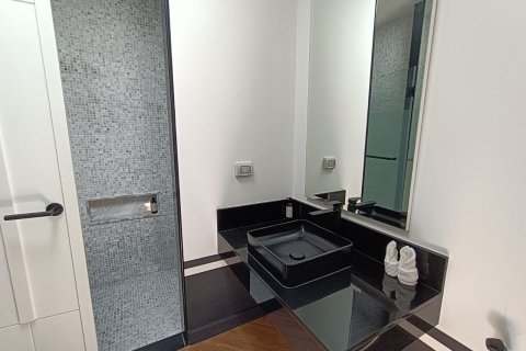 Casa de 3 dormitorios en Bang Tao, Tailandia № 209307 - foto 28