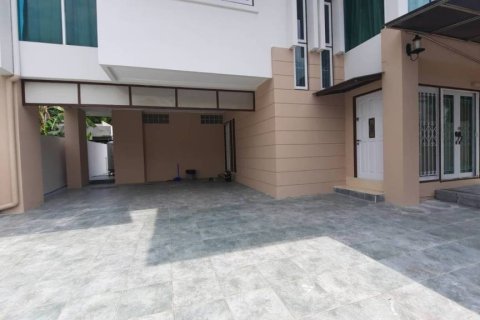 Maison à Bangkok, Thaïlande 4 chambres № 162312