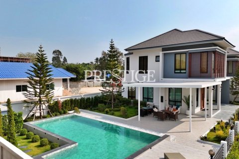 House in Pattaya, Thailand 4 bedrooms № 198254