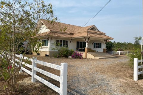 House in Rayong, Thailand 3 bedrooms № 148874 - photo 2