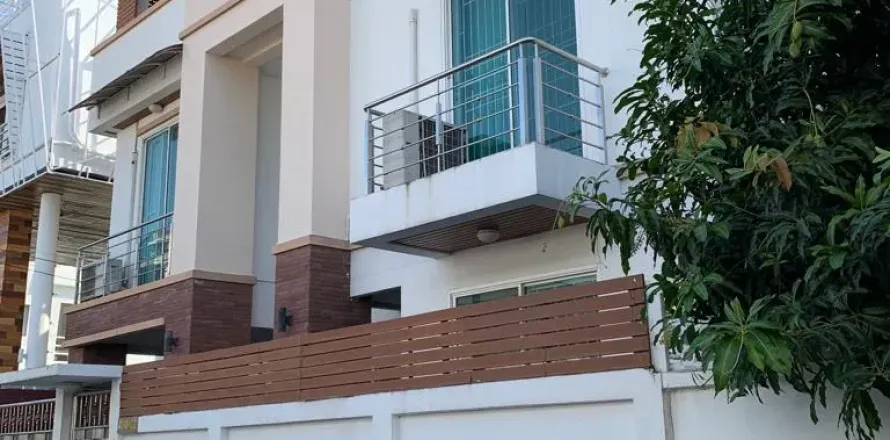 House in Din Daeng, Bangkok, Thailand 4 bedrooms № 153484