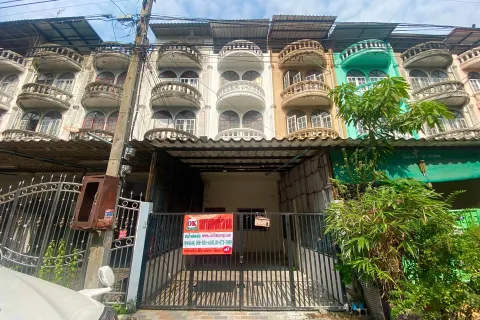 Townhouse in Nonthaburi, Thailand 6 bedrooms № 153488 - photo 1